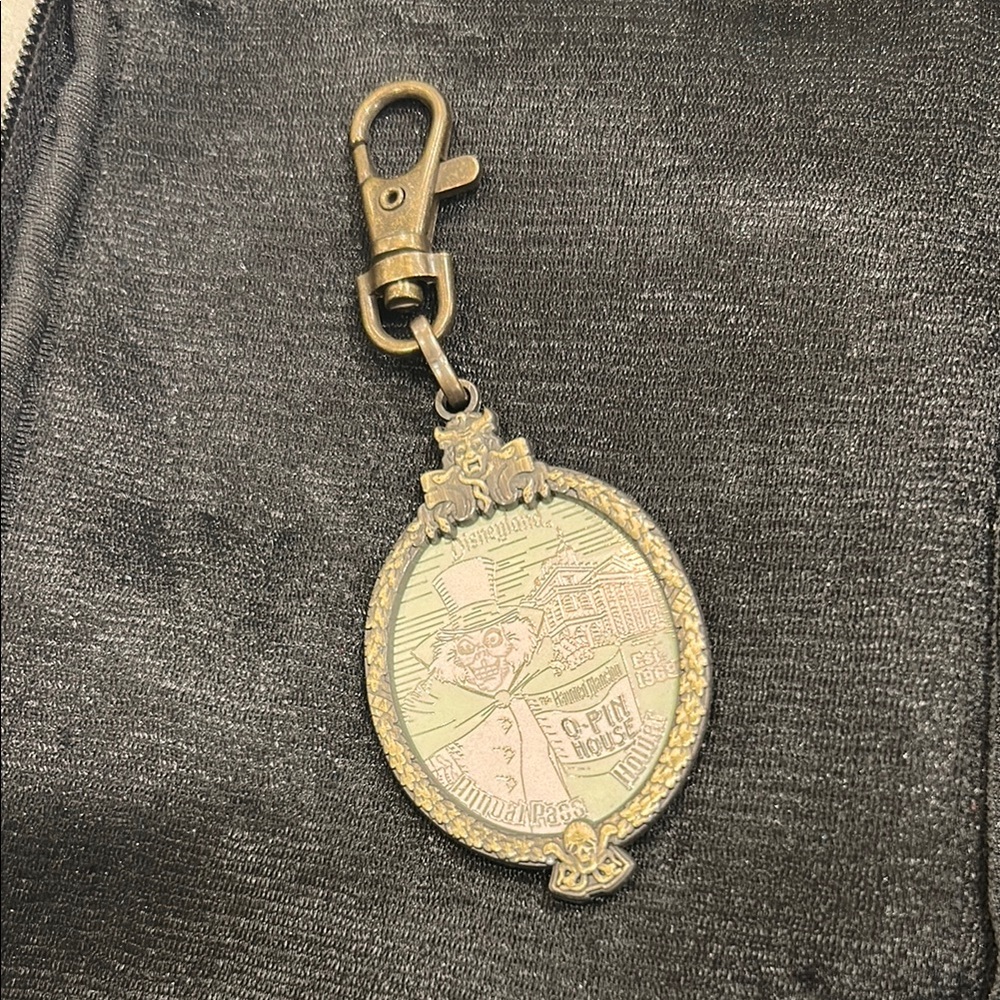 Haunted Mansion Disneyland Keychain Passholde Exclusive 2009 hatbox ghost
